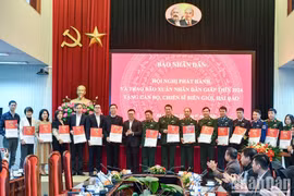 Báo Nhân Dân tặng hơn 40 nghìn số báo Tết Giáp Thìn 2024 đến cán bộ, chiến sĩ biên giới, hải đảo