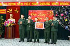 Đại tướng Lương Cường thăm, chúc Tết cán bộ, chiến sĩ Đồn Biên phòng Cửa khẩu quốc tế Thanh Thủy