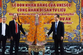 Tiếp nhận lễ phục của Hoàng hậu Nam Phương