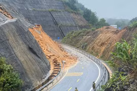 Khắc phục hậu quả mưa lũ gây ra với hạ tầng giao thông ở Trung Bộ