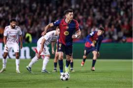 Lewandowski rực sáng, Barca vươn lên đứng nhì bảng xếp hạng Champions League