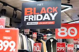 Cửa hàng giảm giá mạnh dịp Black Friday, người dân đổ xô săn sale sớm