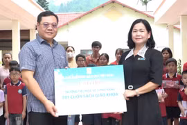 Nhà xuất bản Giáo dục Việt Nam đến thăm và tặng quà cho các em học sinh vùng lũ