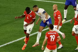 Pháp tổn thất nặng khi Mbappe bị gãy mũi