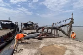 Phát hiện hàng loạt phương tiện vận chuyển cát không rõ nguồn gốc