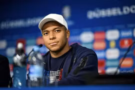 Huyền thoại Patrice Evra nói gì khi Mbappe so sánh Euro và World Cup?