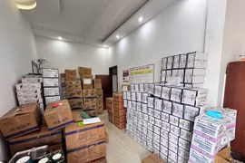Kon Tum: Phát hiện xe đầu kéo vận chuyển gần 30 tấn bánh kẹo, sữa không rõ nguồn gốc