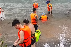 Người dân bất chấp nguy hiểm tắm sông Đà mặc thủy điện Hoà Bình xả lũ