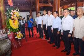 Lãnh đạo Hội Nhà báo Việt Nam dâng hoa, dâng hương tưởng niệm Chủ tịch Hồ Chí Minh và các anh hùng liệt sĩ tại Nghệ An