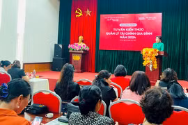 Báo Phụ nữ Thủ đô tổ chức tư vấn kiến thức quản lý tài chính gia đình