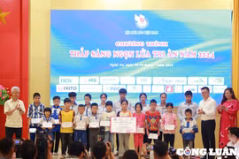 Hội Nhà báo Việt Nam tặng quà các gia đình chính sách, hộ nghèo và học sinh nghèo hiếu học tại Nghệ An
