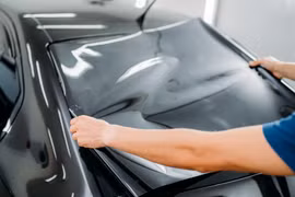 Có nên sử dụng tấm phim cách nhiệt cho kính lái ô tô?