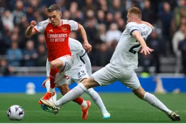 Đánh bại Tottenham, Arsenal giữ ngôi đầu Ngoại hạng Anh