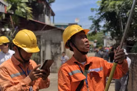 Nắng nóng gay gắt ở miền Bắc mới xuất hiện, tiêu thụ điện đã xô đổ mọi kỷ lục