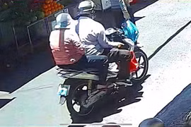 Truy tìm dấu vết của cặp đôi trộm lắc tay trong tiệm vàng rồi tẩu thoát