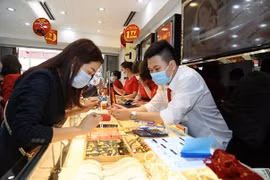 Làm sao để người dân ngừng đổ xô mua vàng tích trữ?