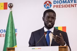 Vừa ra tù, ông Bassirou Faye đã trở thành Tổng thống trẻ nhất lịch sử Senegal