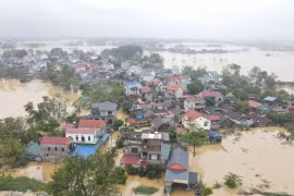 Hà Nội: Nước lũ bủa vây nhà cửa vùng “rốn lũ” huyện Chương Mỹ