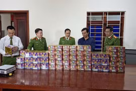 Ngụy trang 2,5 tạ pháo nổ dưới thùng hàng xe chở sắn củ để qua biên giới Nghệ An