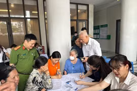 Tây Hồ đẩy mạnh chi trả lương hưu, trợ cấp bảo hiểm xã hội không dùng tiền mặt
