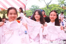 Nữ sinh lưu bút kỉ niệm trên chiếc áo trắng tuổi học trò trong lễ bế giảng