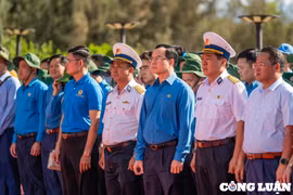 Dâng hoa, dâng hương tưởng niệm chiến sĩ Gạc Ma