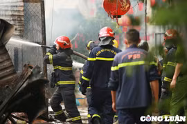Hà Nội: Cháy lớn tại kho phế liệu gầm cầu vượt Mễ Trì