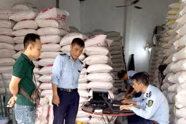Nhiều cơ sở kinh doanh gạo Ông Cua tại Hà Nội có dấu hiệu bán hàng giả
