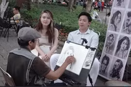 Lưu giữ khoảnh khắc qua ký hoạ chân dung bên Hồ Gươm