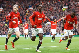 Bruno và Mainoo rực sáng, MU hòa kịch tính trước Liverpool