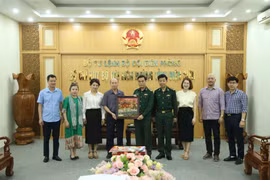 Hội Nhà báo TP Hà Nội thăm, làm việc với cán bộ, chiến sĩ các đồn biên phòng tỉnh Điện Biên