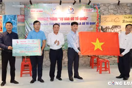 Báo Người Lao Động tặng cờ Tổ quốc, trao học bổng cho học sinh nghèo và hỗ trợ người dân Thái Nguyên khắc phục thiệt hại do bão số 3