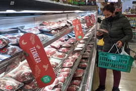 Lạm phát giảm, nghèo đói tăng ở Argentina