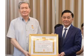 Nguyên Thường trực Ban Bí thư Đinh Thế Huynh nhận Huy hiệu 50 năm tuổi Đảng