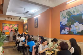 Nhà hàng, quán chay tấp nập đón khách mùa Vu Lan