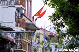 Người dân ở Hà Nội treo cờ rủ tưởng nhớ Tổng Bí thư Nguyễn Phú Trọng