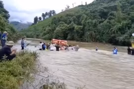 Lũ dâng, người dân khiêng quan tài nạn nhân đuối nước qua suối an táng