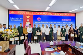Báo Xây dựng trao tặng quà cho người có công với cách mạng tại thành phố Vinh