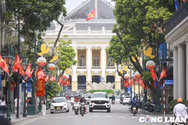 Đường phố Hà Nội rực rỡ cờ hoa, khẩu hiệu chào mừng kỷ niệm 134 năm Ngày sinh của Chủ tịch Hồ Chí Minh