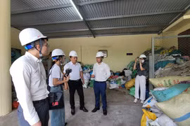 Đoàn phóng viên, nhà báo tham quan thực tế viết bài về bảo vệ môi trường gắn với phát triển bền vững