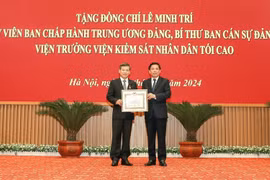 Trao Huy hiệu 40 năm tuổi Đảng tặng Viện trưởng Lê Minh Trí