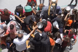 Tuyệt vọng vì thiếu thức ăn, người dân Gaza chuyển sang ăn lá dâu tằm để sinh tồn