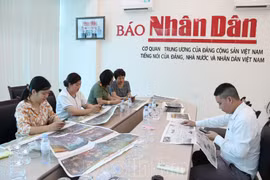 Báo Nhân Dân tặng 1.000 phụ san tranh panorama 'Chiến dịch Điện Biên Phủ' cho bạn đọc tại Hà Nam