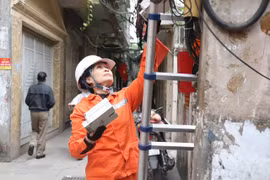 Vượt qua bao khó khăn, những người phụ nữ ngành Điện vẫn thầm lặng "bám nghề"