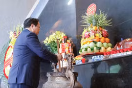 Thủ tướng Chính phủ dâng hương tưởng niệm các Anh hùng, liệt sĩ tại Điện Biên