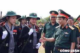 Đại tướng Phan Văn Giang thăm, động viên cán bộ, chiến sĩ tham gia diễu binh, diễu hành tại Điện Biên