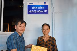 Báo Quảng Ngãi bàn giao nhà đại đoàn kết cho hộ nghèo