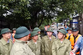 Phó Thủ tướng yêu cầu sơ tán dân ở nơi không an toàn vùng "rốn lũ" Hà Nội