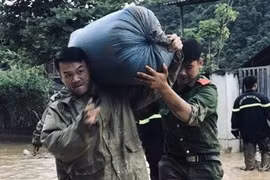 Lực lượng Cảnh sát giao thông nhiều tỉnh miền núi phía Bắc hỗ trợ người dân trong mưa lũ