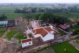 Vụ đổ tường bao di tích Quốc gia tại Phúc Thọ: Dấu hỏi về chất lượng thi công công trình?